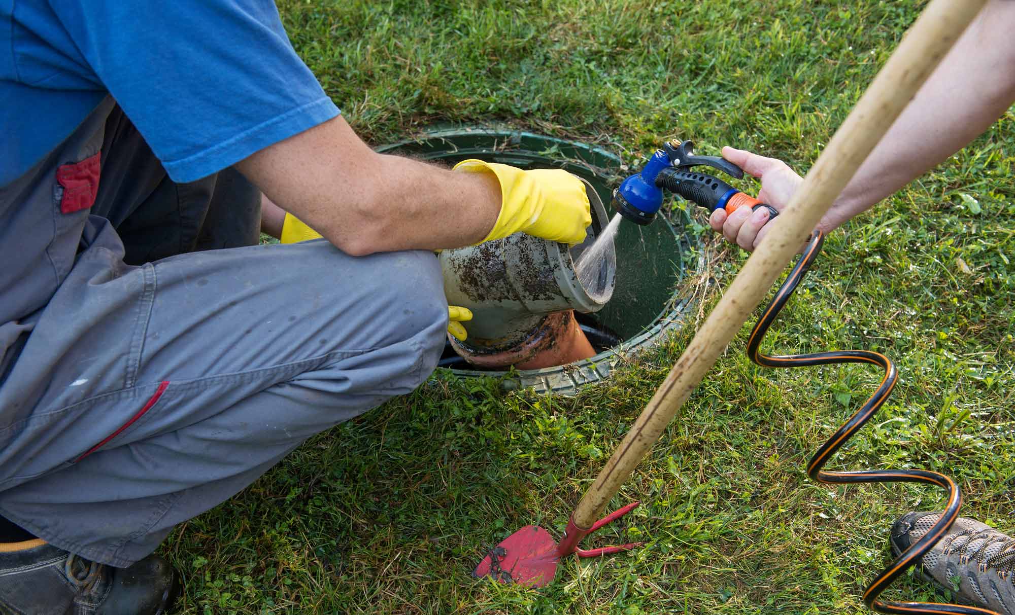 Débouchage de canalisation : Les méthodes traditionnelles versus les techniques modernes