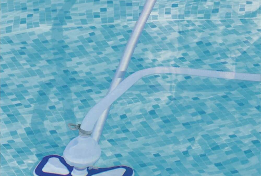 Comment nettoyer une piscine avec un balai aspirateur ?