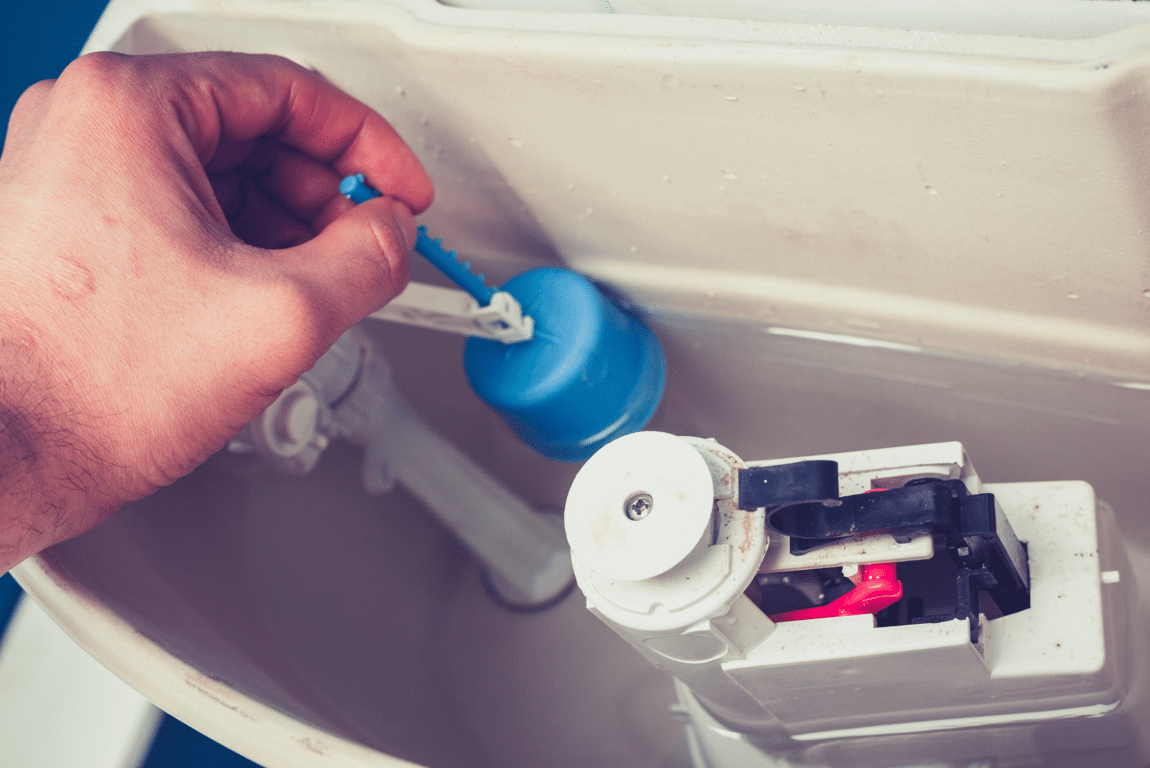 Chasse d’eau qui fuit : 4 astuces pour réparer l’écoulement d’eau des toilettes 