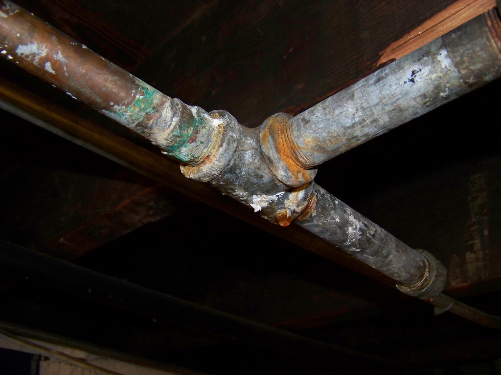 Mur humide : comment identifier la canalisation fissurée ? Guide détaillé 2025