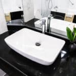 Comment déboucher un lavabo avec du bicarbonate