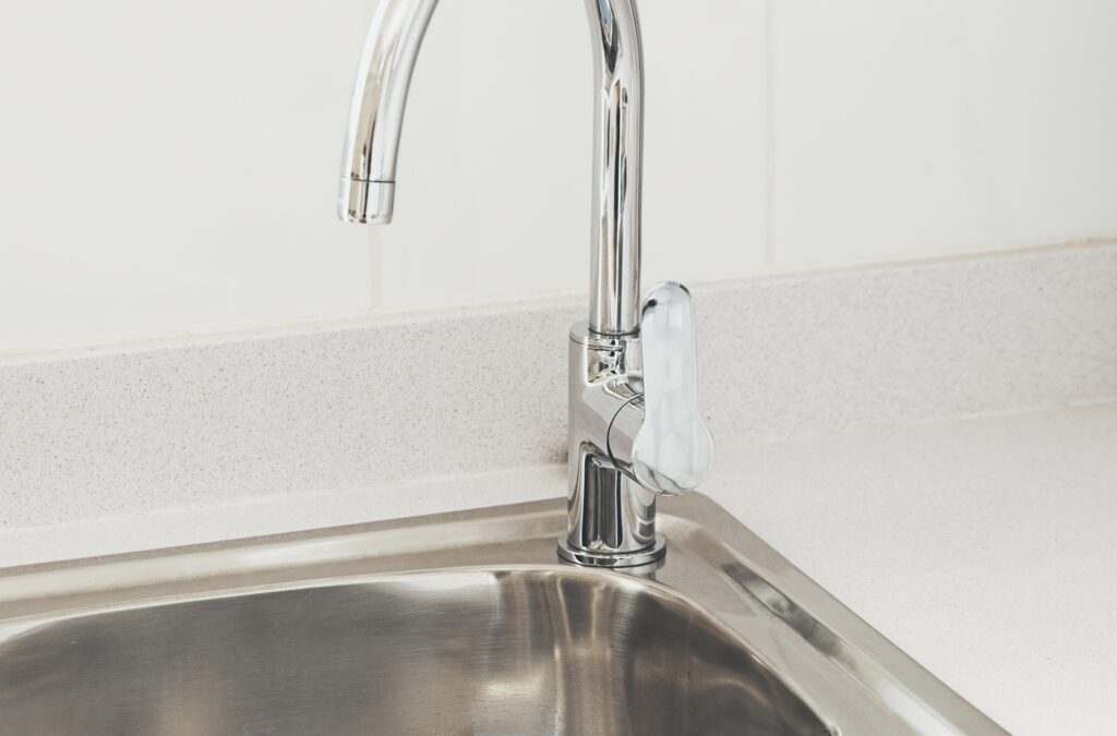 Comment déboucher un évier sans ventouse ? Guide pratique