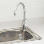 Comment déboucher un évier sans ventouse