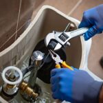 Durée de vie d'une chasse d'eau et quand la changer : tout savoir pour éviter les fuites et les surprises duree-vie-chasse-eau