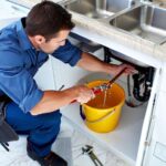 Comment résoudre une fuite sous l'évier ? Des solutions pratiques Comment résoudre une fuite sous l'évier