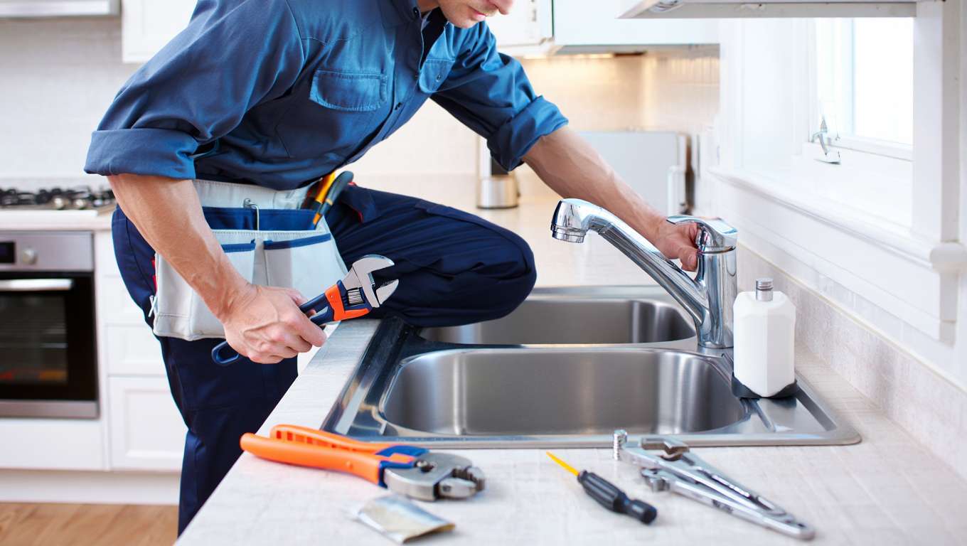 Comment réparer un robinet qui fuit dans la cuisine ? Guide pratique