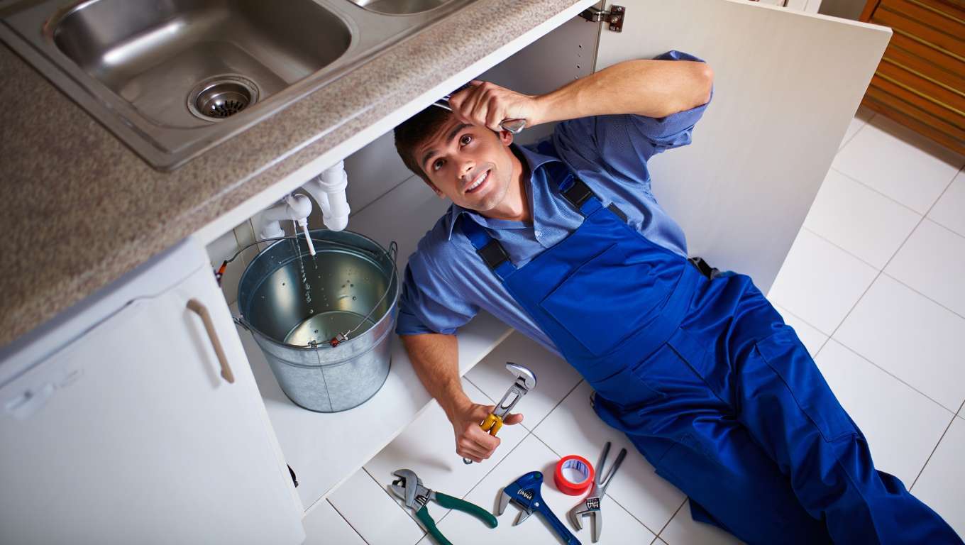 Comment résoudre une fuite sous l'évier