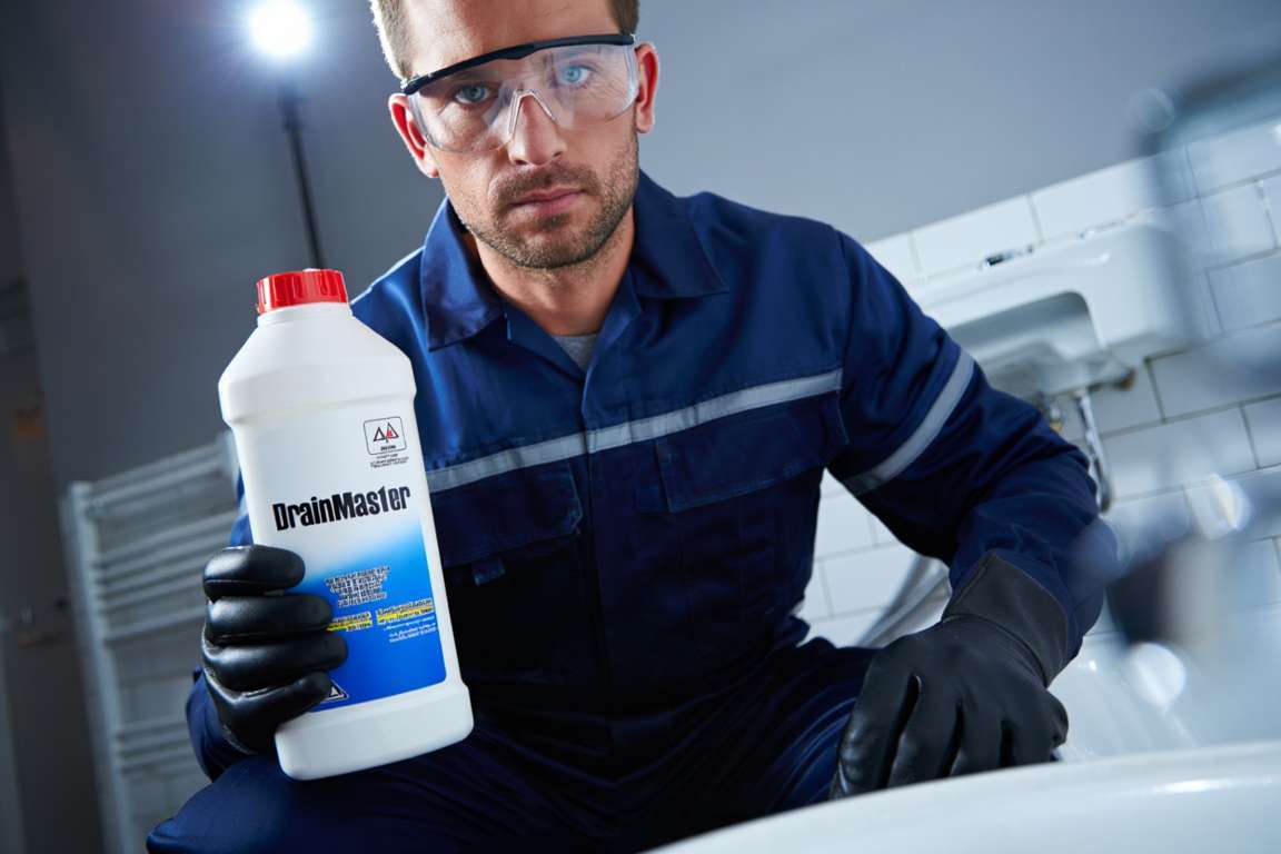 Déboucheur chimique de canalisation qui stagne 