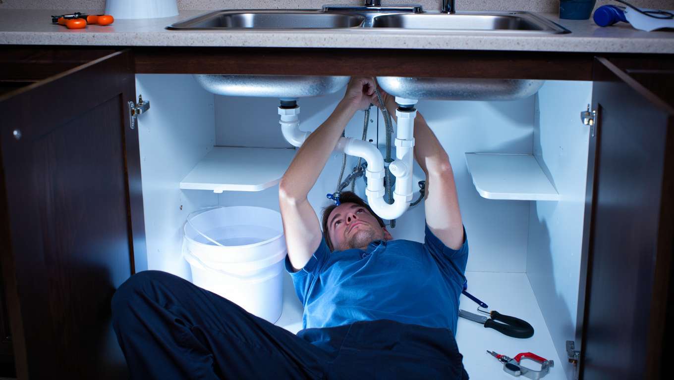 Comment nettoyer le siphon sous l'évier