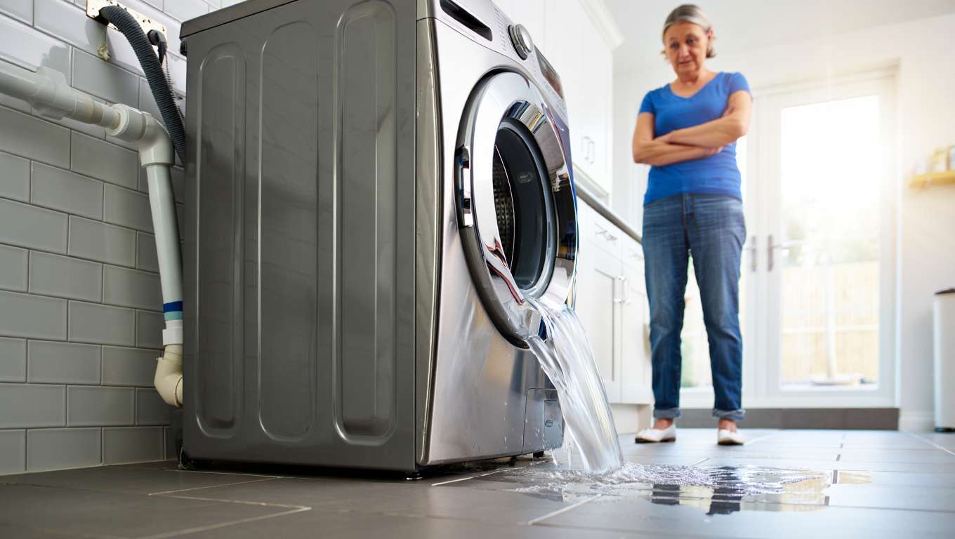 Machine à laver qui refoule : les causes et les solutions pour déboucher l’évacuation