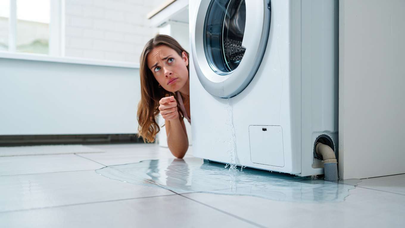 Machine à laver qui refoule : les causes et les solutions pour déboucher l’évacuation